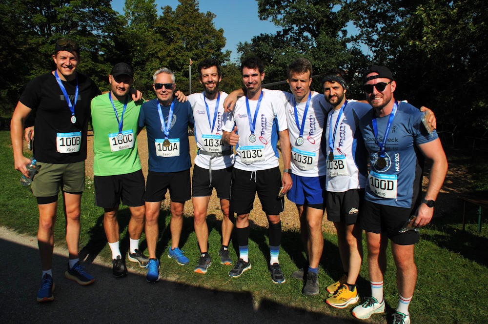 Die Männer-Teams mit Finisher Medaille