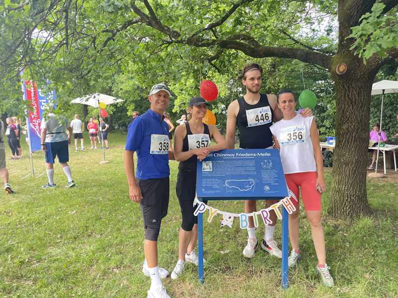 Foto mit der Tafel an der Friedensmeile